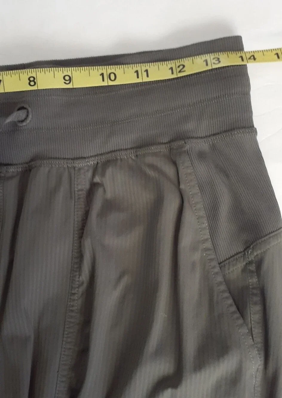 lululemon Olive Green Drawstring Joggers. Size 4. Very Good Condition.